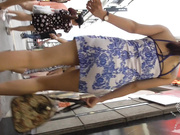 街拍裙低春光系列 妙香智慧美食街碰到青花齐逼裙骚女