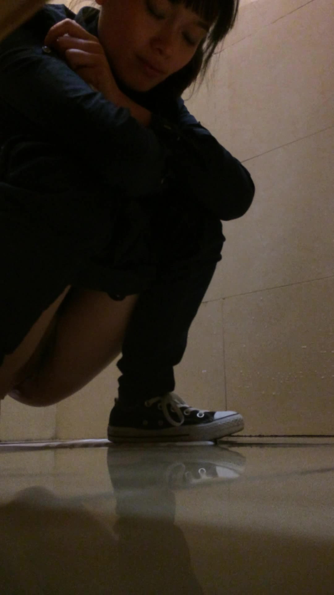 商场厕拍系列 天气冷了，妹子们都开始穿的厚起来了