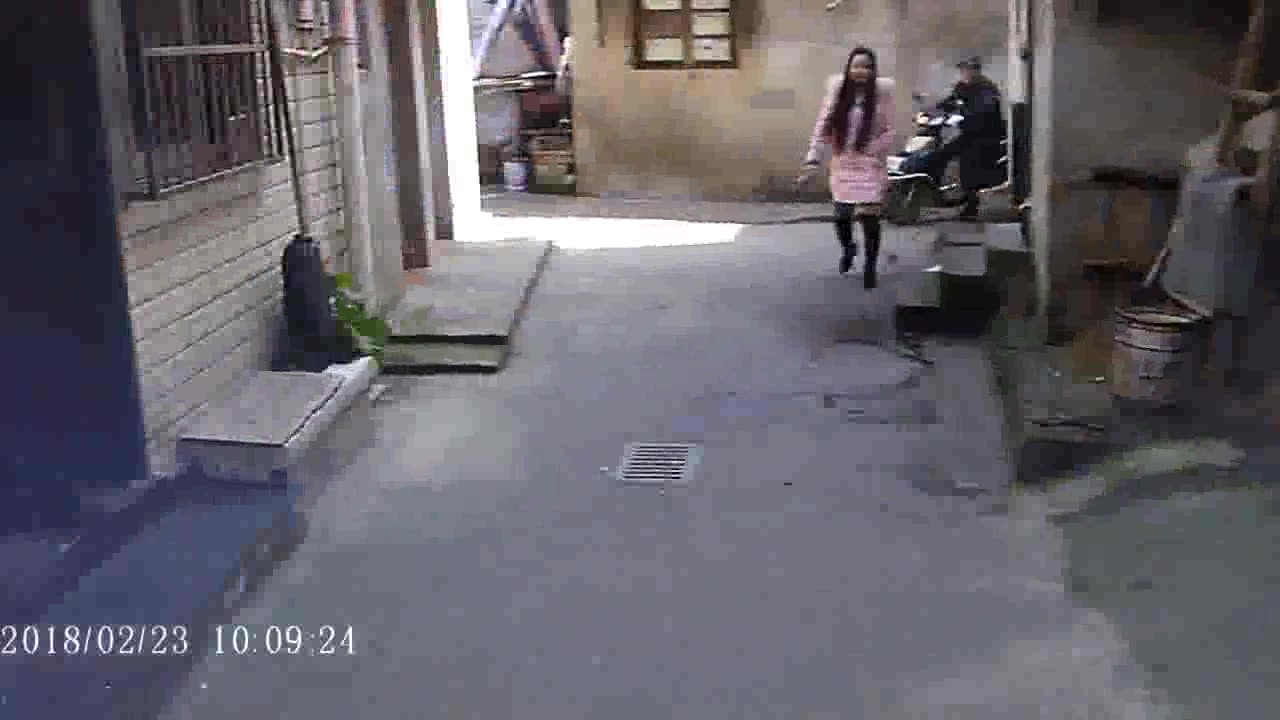 嫖哥开了工资又来老地方泄泄火看中坐在门口等活儿的粉色衣服圆脸大眼妹进屋二话不说啪啪啪速战速决1080P原版