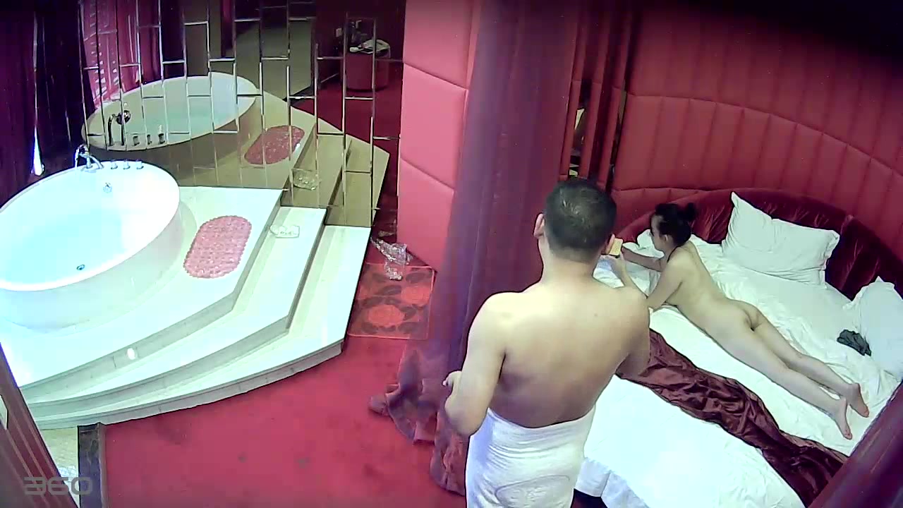 喜欢带玉佩的漂亮白嫩美女和中年男网友酒店偷情啪啪,在浴缸洗澡时就迫不及待开操,干的受不了躺床上不让操了!