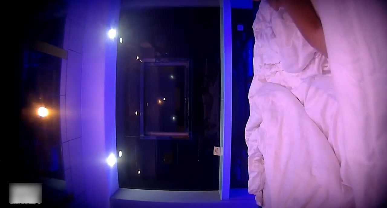 外表斯文漂亮的女神级长发美女背着男友和公司领导酒店偷情,听声音爽的都哭了,男的一边干着她自己还用手扣!