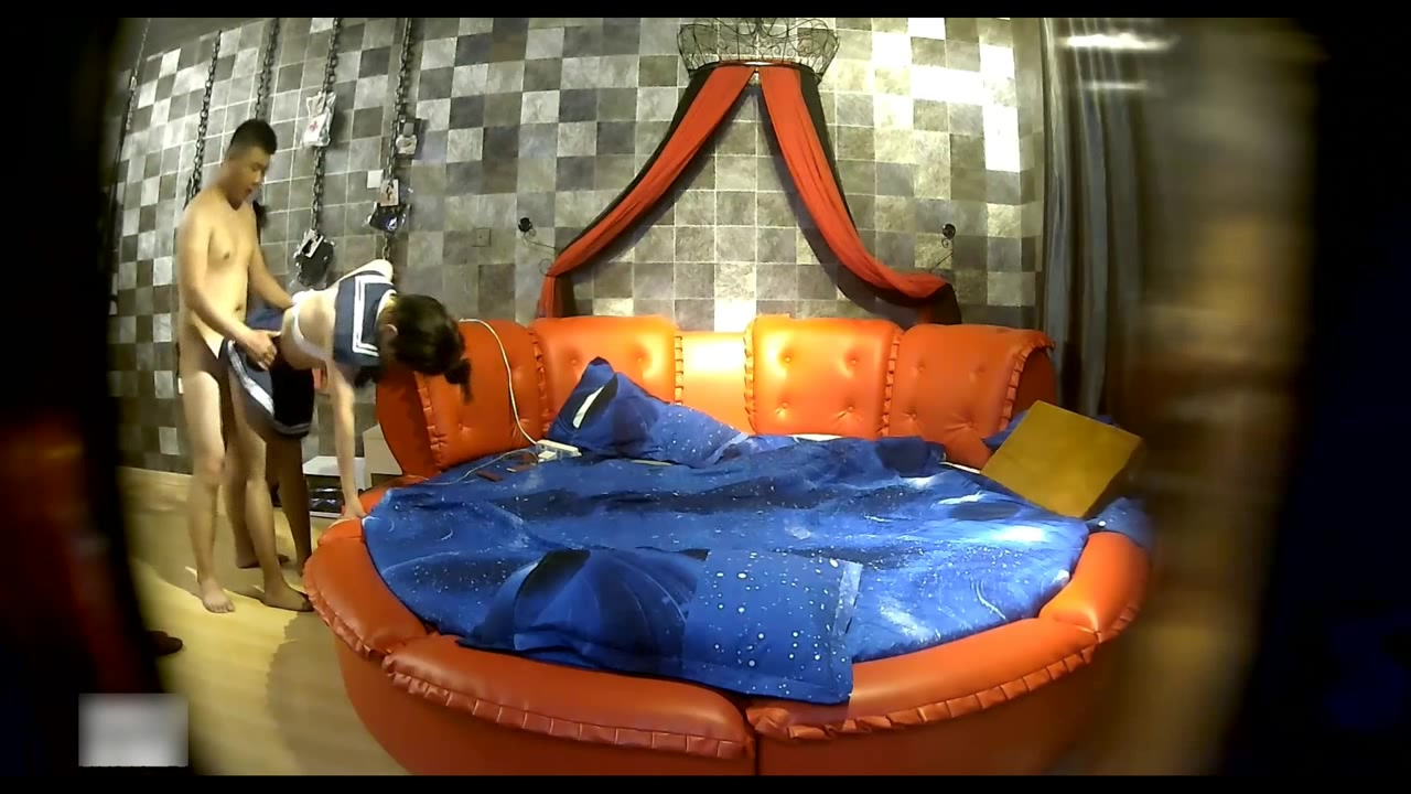 特色酒店偷拍好像是水嫩漂亮的大学美女被刚在社会上认识的男友带到酒店被迫穿上性感情趣服后狠狠爆插!