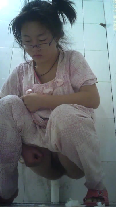 大学女生宿舍厕拍系列6 妹子一边尿尿一边都要睡着了