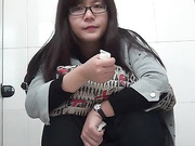 商场排队厕拍系列23 超级漂亮的美女一身运动装，内裤还是黑丝透明