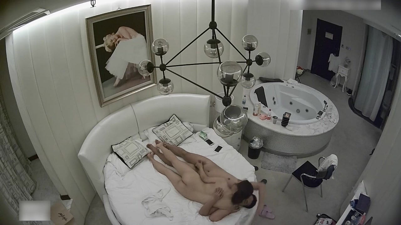 酒店特色房偷拍气质性感的漂亮小美女洗澡在浴缸被胖男友操完后又在床上继续干,这么漂亮的美女可惜了.国语!