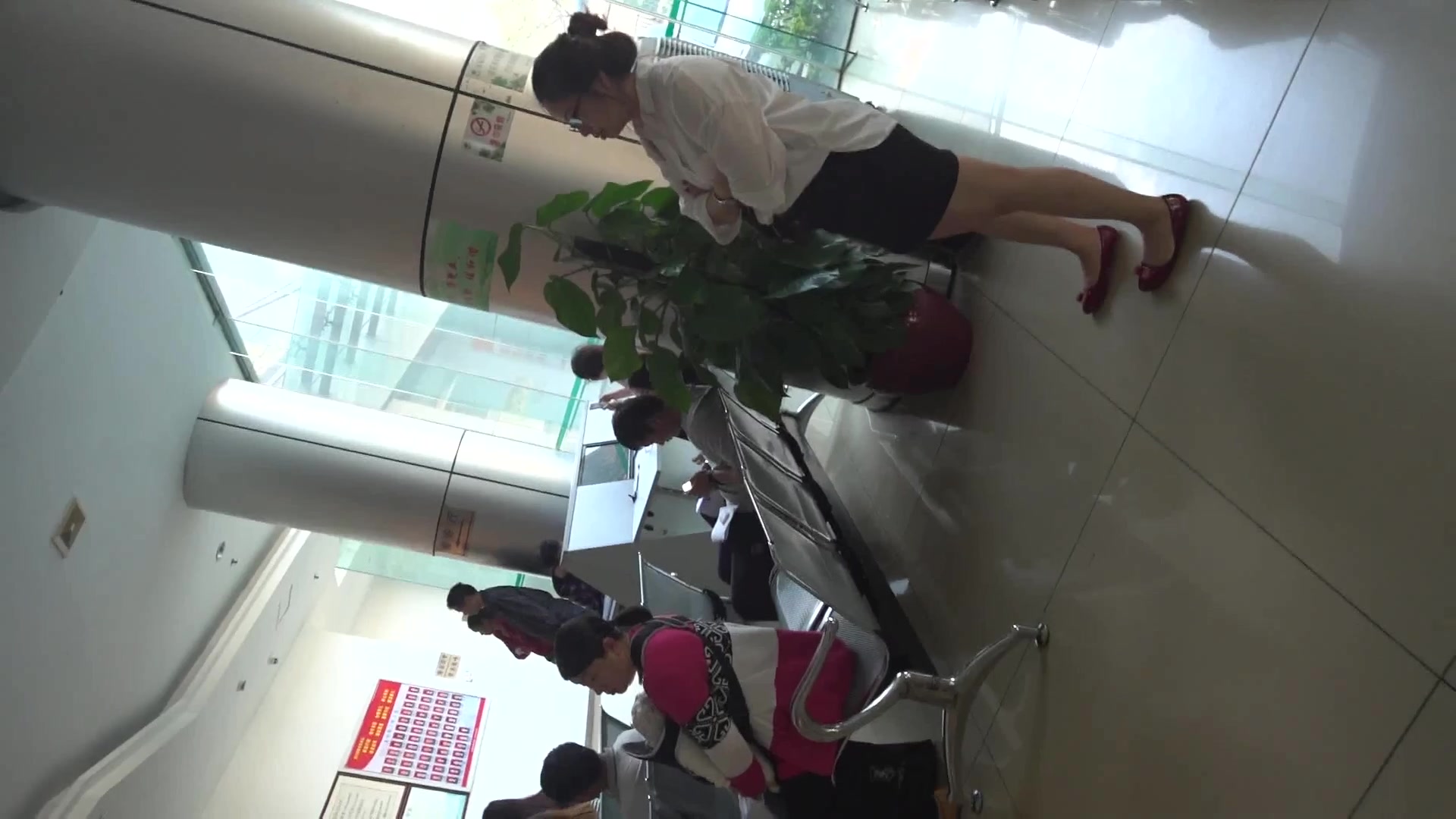 外站最新流出潜入妇幼保健医院WC偷拍来看病的各式美女