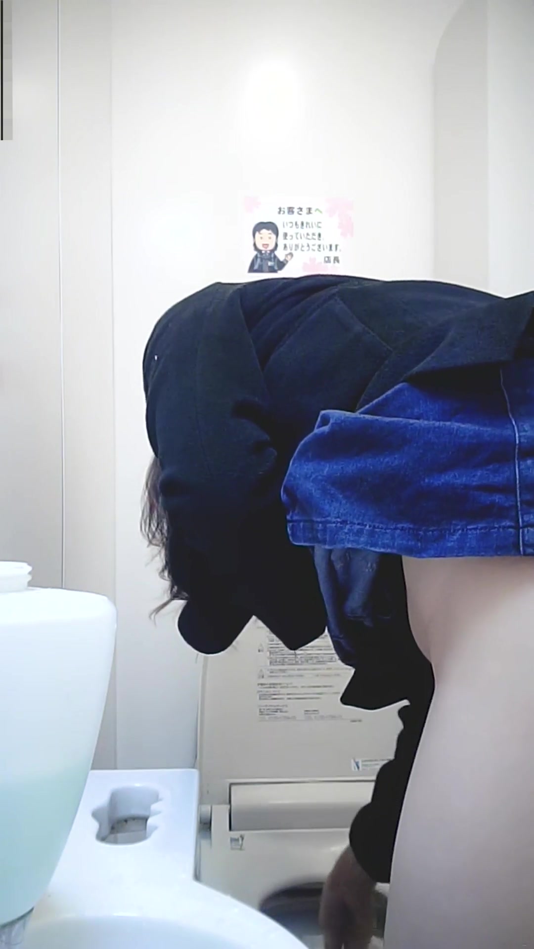 外站流出新系列貌似名牌购物商城的高级坐厕，偷拍都是些打扮时尚的气质颜值美女