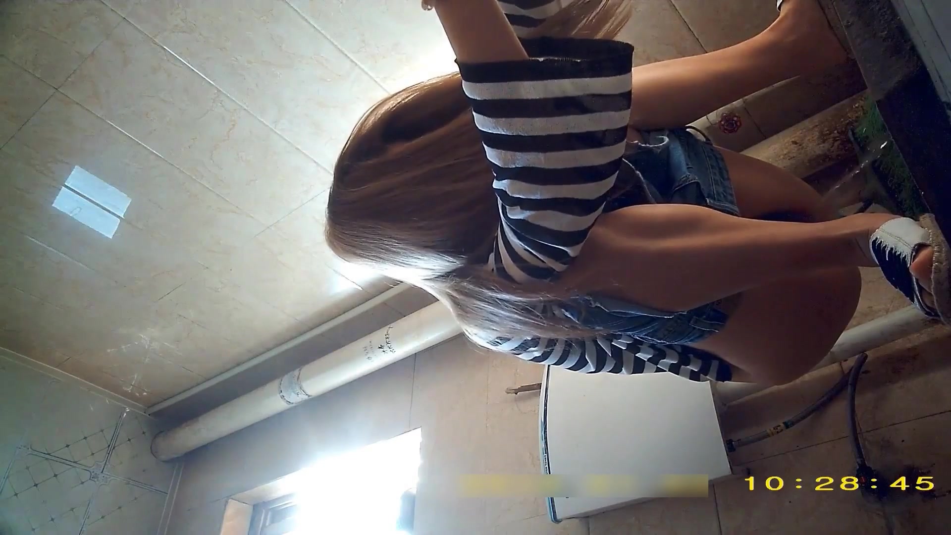 某站最新流出女厕TP年轻美眉耐克鞋妹子不停打电话美女真多