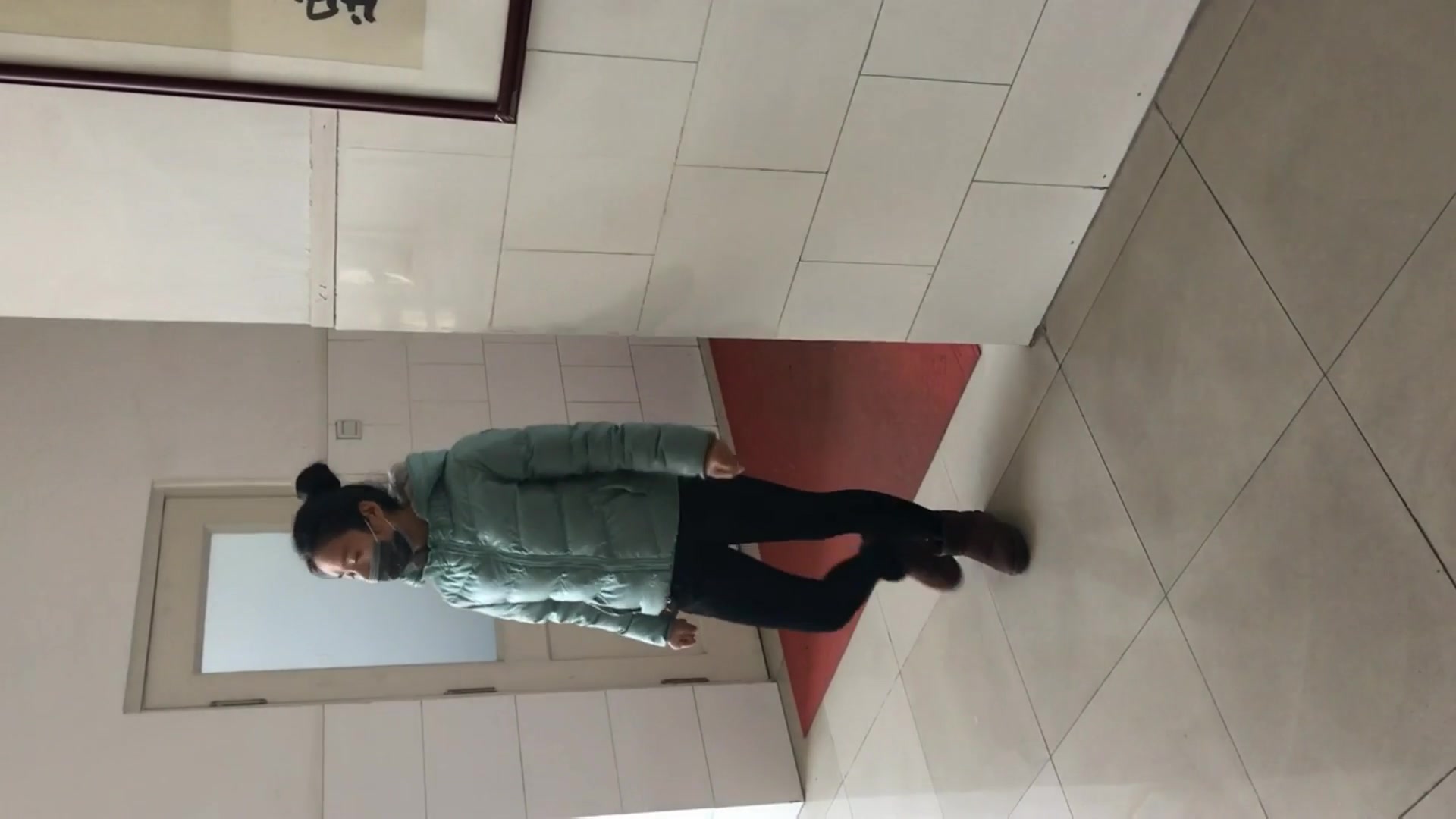 外站流出牛人潜入学院女厕TP为了拍脸不惜跟到操场