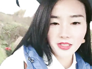 户外骚女【要找一夜情】野外帮别人锄地，野地尿尿露出会车上翘着屁股