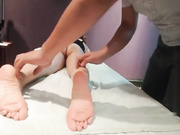 女子私密保健会所偷拍-身材样貌很不错的性感美少妇被男技师服务的太爽受不了拽着鸡巴求操,干完后又被抠逼到喷水,刺激!