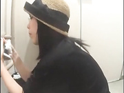 外站新流出商场蹲厕多角度偷拍奇怪妹子莫名其妙的对着侧面镜头傻笑