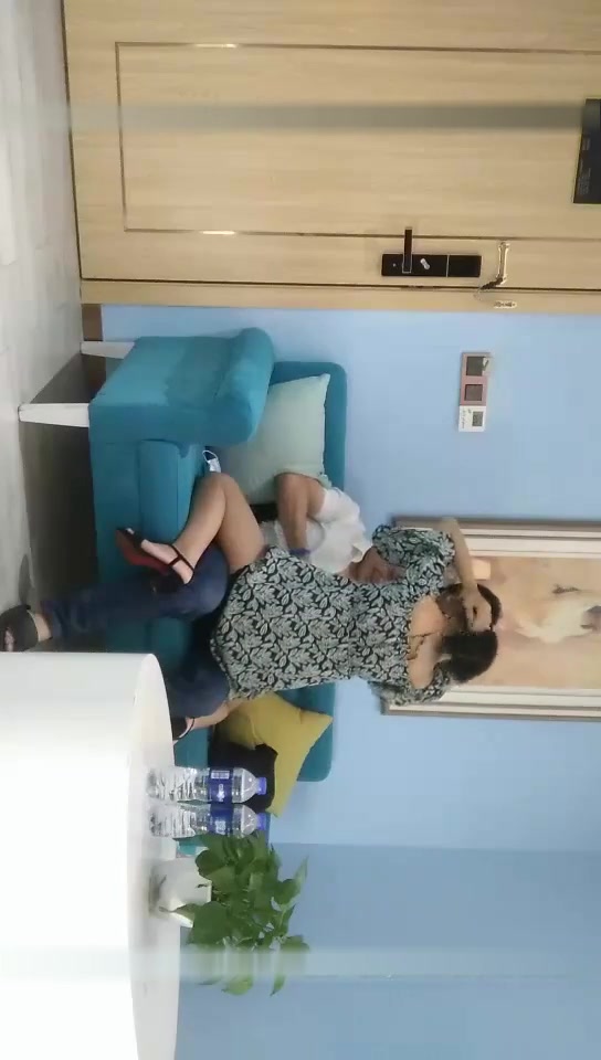 无名探花老哥约了少妇TP啪啪，换上透视装黑丝翘屁股口交拉着手后入猛操，骑乘呻吟娇喘诱人