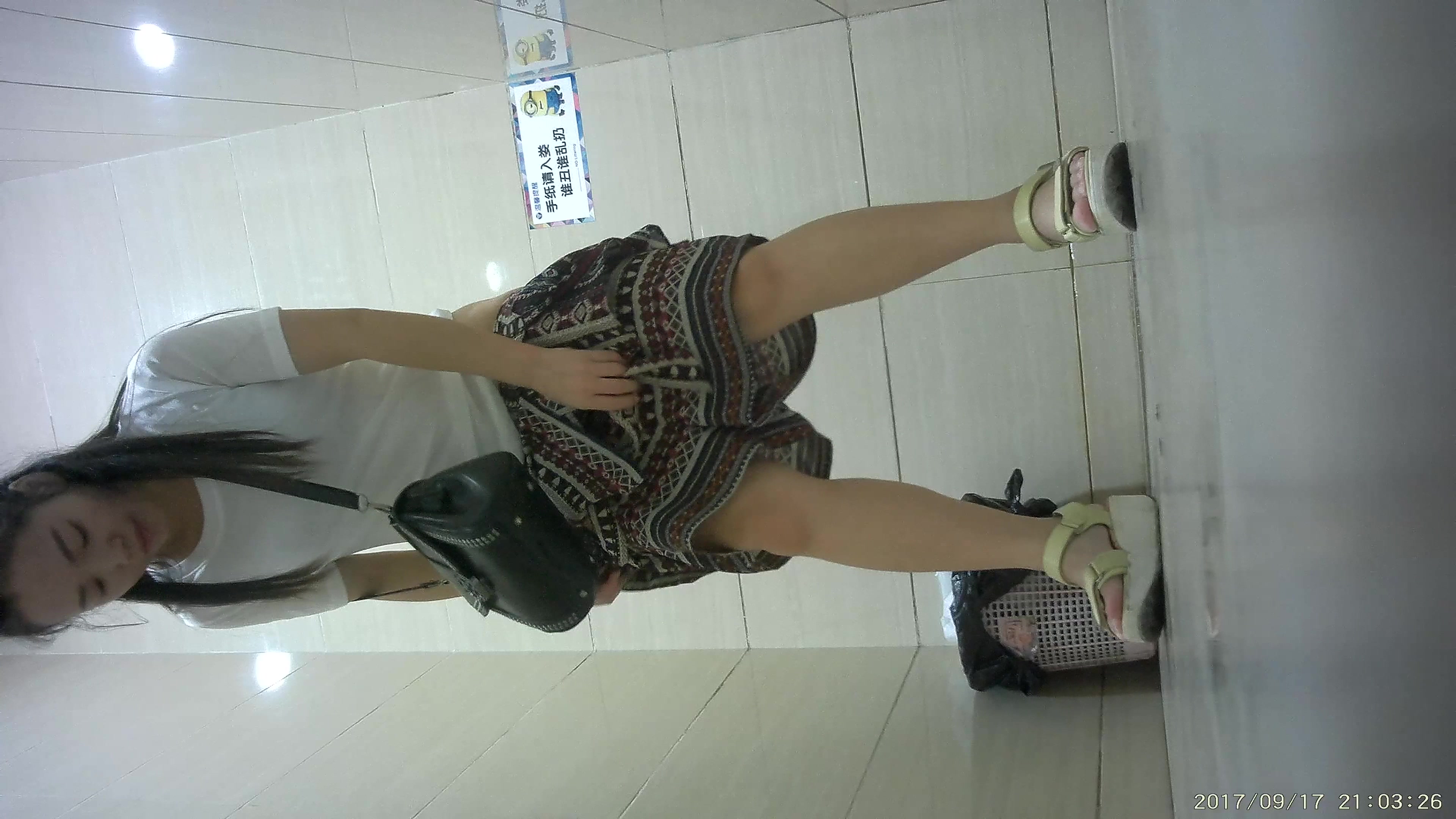 长发及腰的气质美女穿连体群上厕所 光脱个衣服都要半天时间