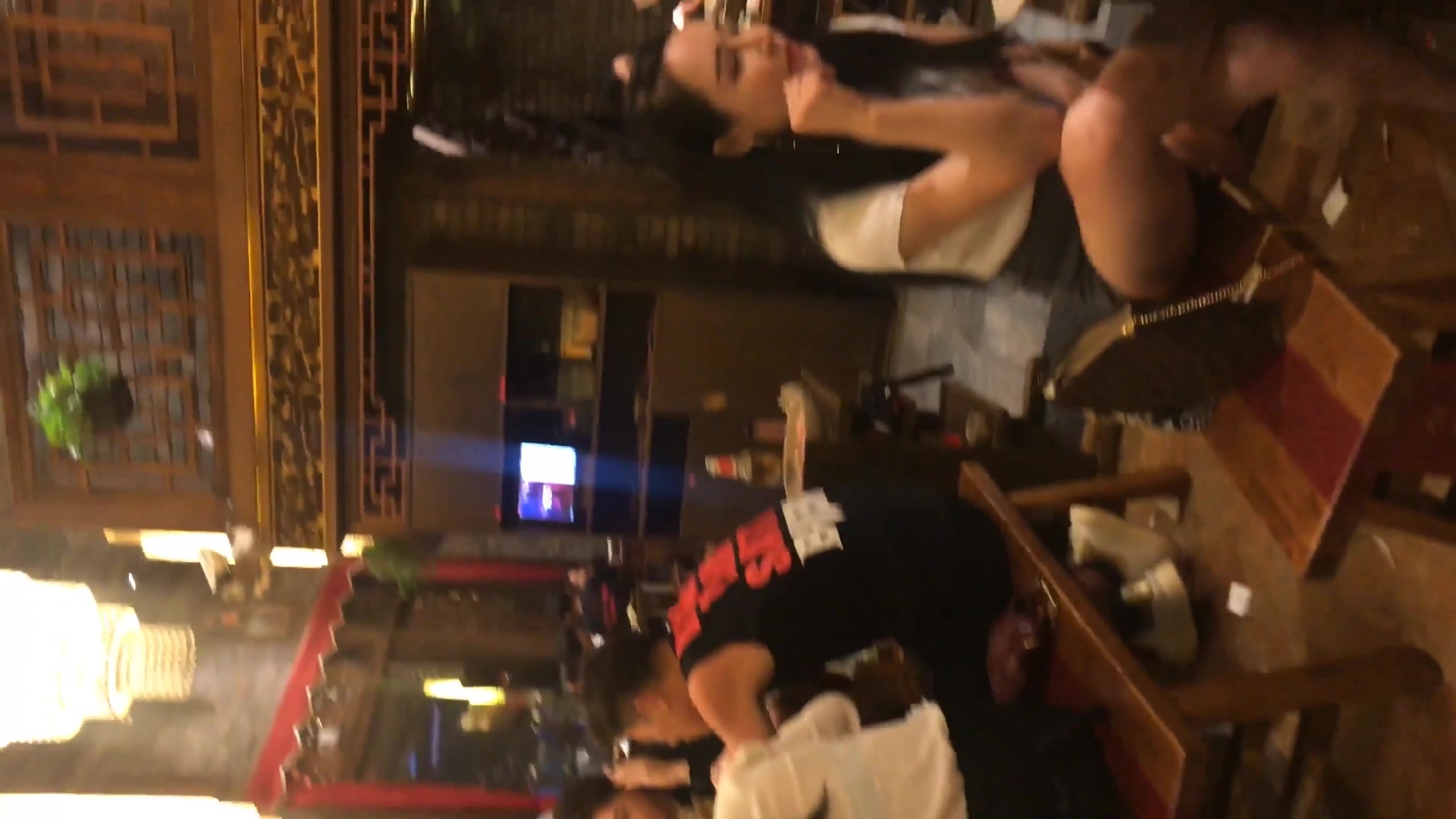 大胆坑神专门挑选年轻漂亮妹子多的场所下手拍完进出的露脸全身再拍方便时的私处非常牛逼的大神