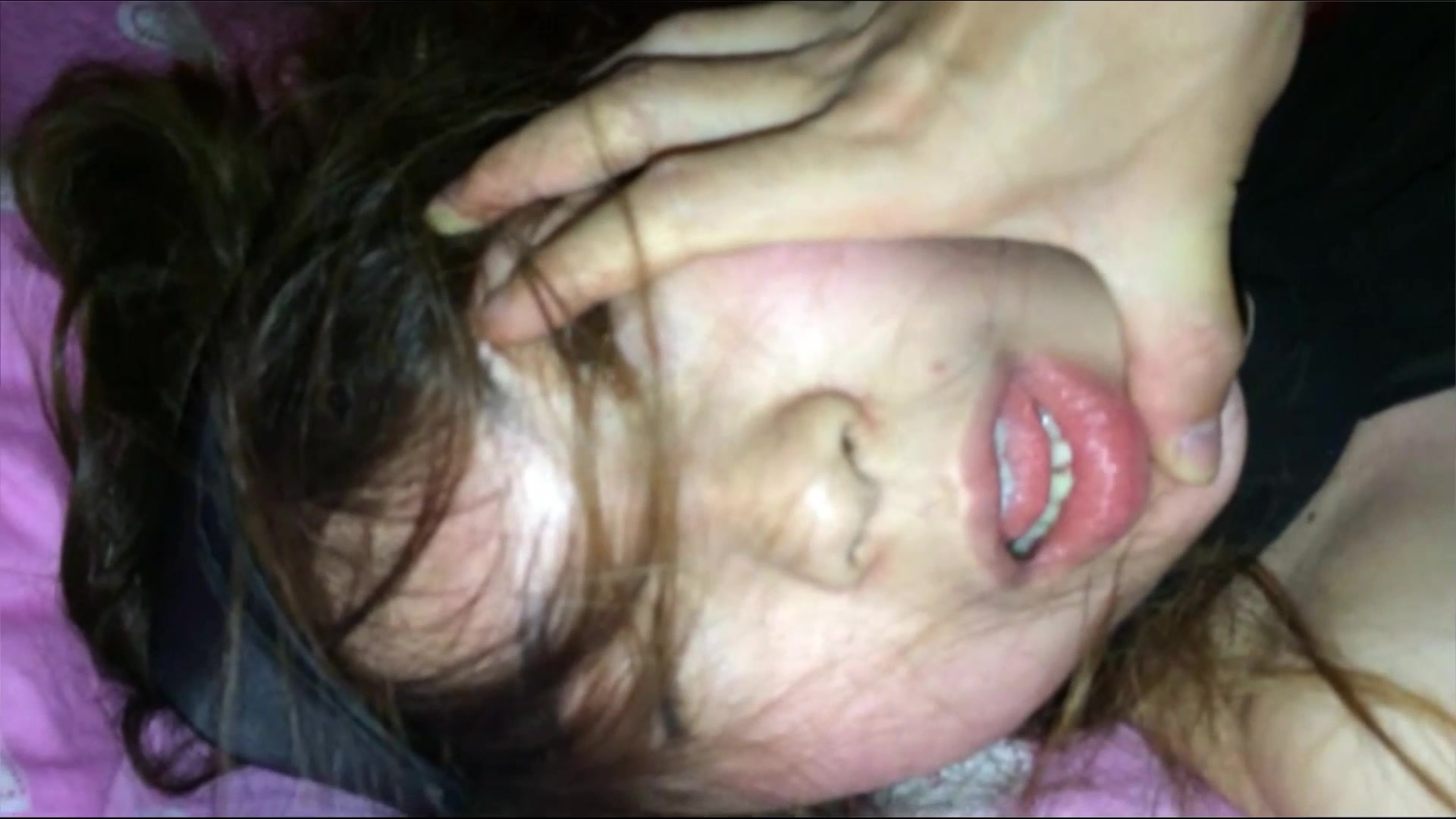 【真实MJ】忽悠大一小学妹出来旅游趁机迷晕，带到房间换丝袜，掰穴玩胸肆意把玩青春的胴体真开心，附图26P