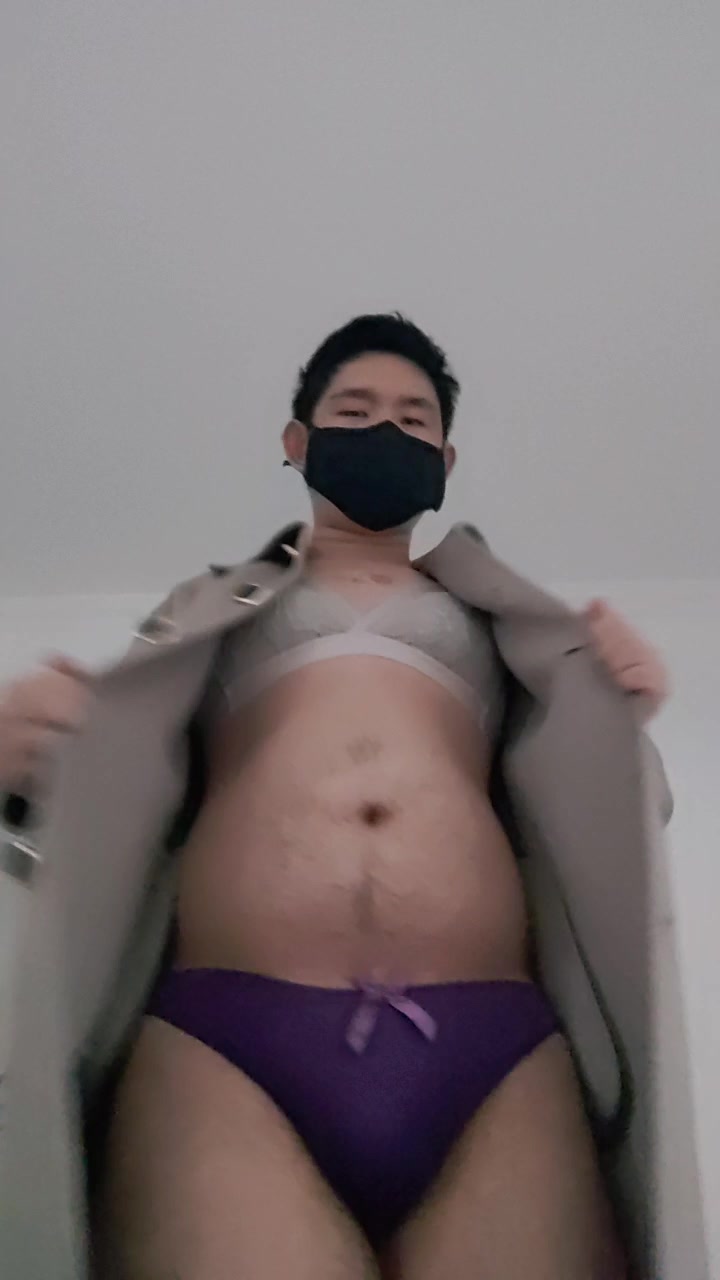 高中男学生偷穿母亲内衣并自拍脱衣舞