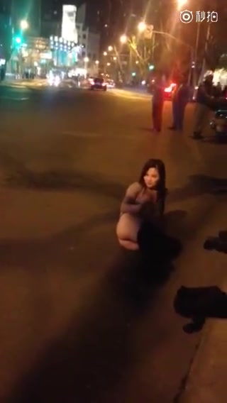 南京神秘女子当街脱光纠缠路人 奶子真大