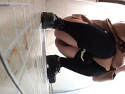 国内大学生女厕蹲厕偷拍妹子一边拉粑粑一边拿出花妆盒化妆