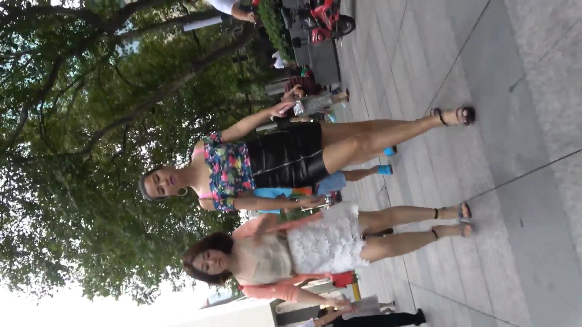 国内厕拍大神四处游荡尾随美腿美女进女厕偷窥步行街跟了很久吃撸串美眉