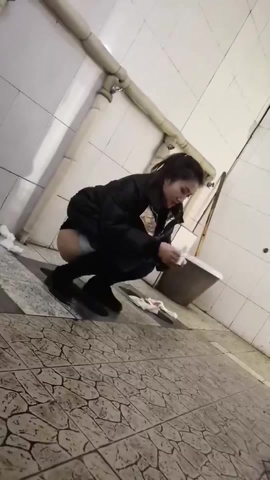 潜入女厕所偷拍
