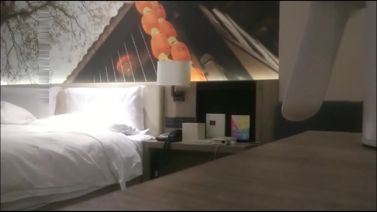 约啪达人-微信2500元约操女神范气质短发美女小姐姐酒店啪啪,站在沙发搂着屁股干,女上位快速抽插,叫的销魂淫荡!