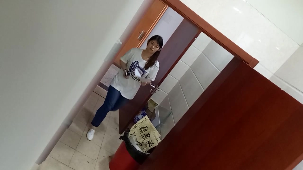 中午潜入某大厦写字楼女厕偷窥白领小姐姐嘘嘘年纪骚大的应该是领导