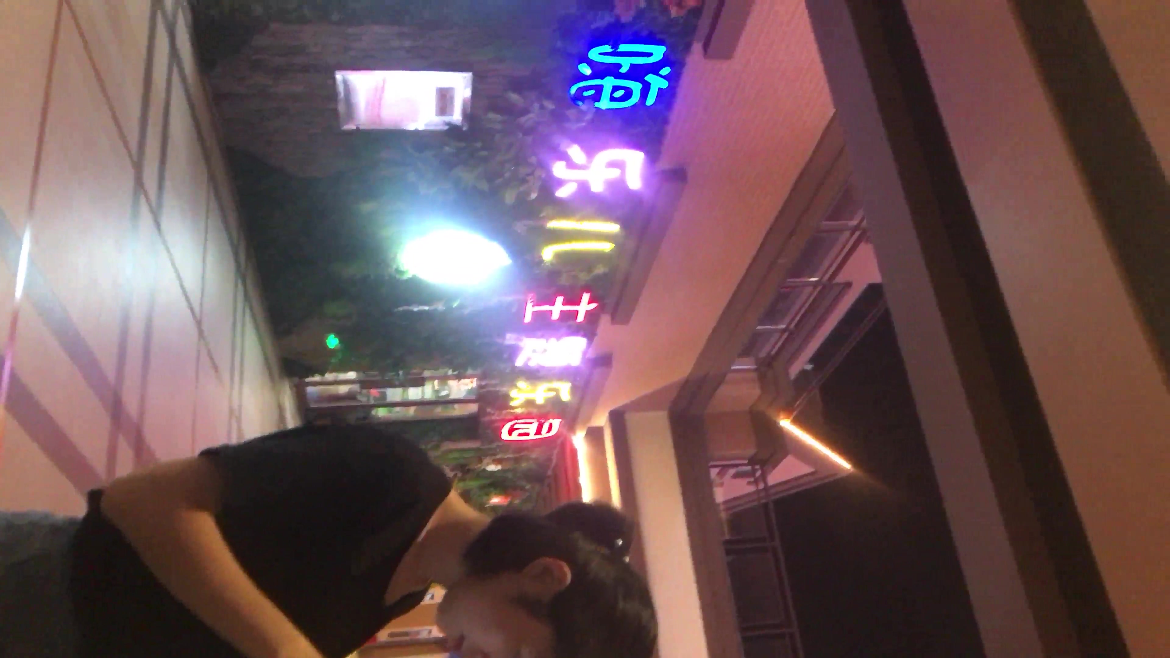 最新流出厕拍大神潜入商城餐厅女厕近距离偷拍妹纸嘘嘘出来故意打电话拍脸4K高清无水印原版