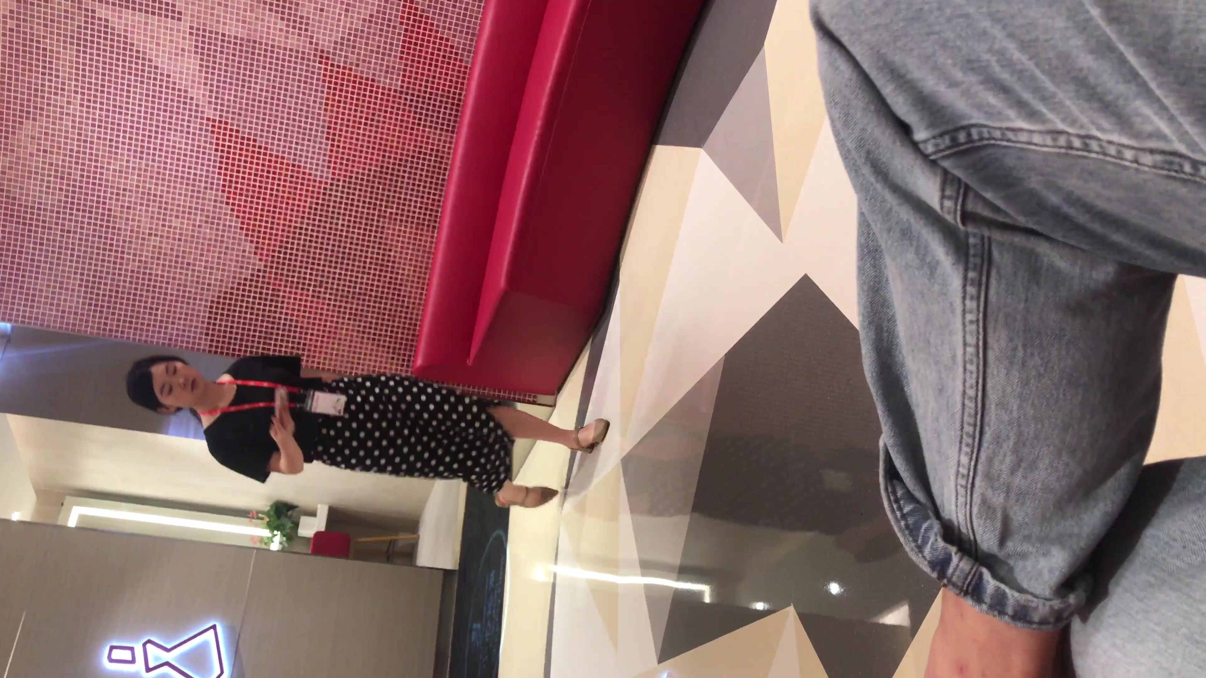 最新流出国内厕拍大神行走在大街小巷中尾随守候美女上厕所近距离偷拍4K高清无水印原版