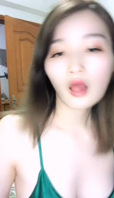 颜值不错大白美乳妹子吊带装诱惑 脱光光道具JJ抽插自慰非常诱人 很是诱惑喜欢不要错过