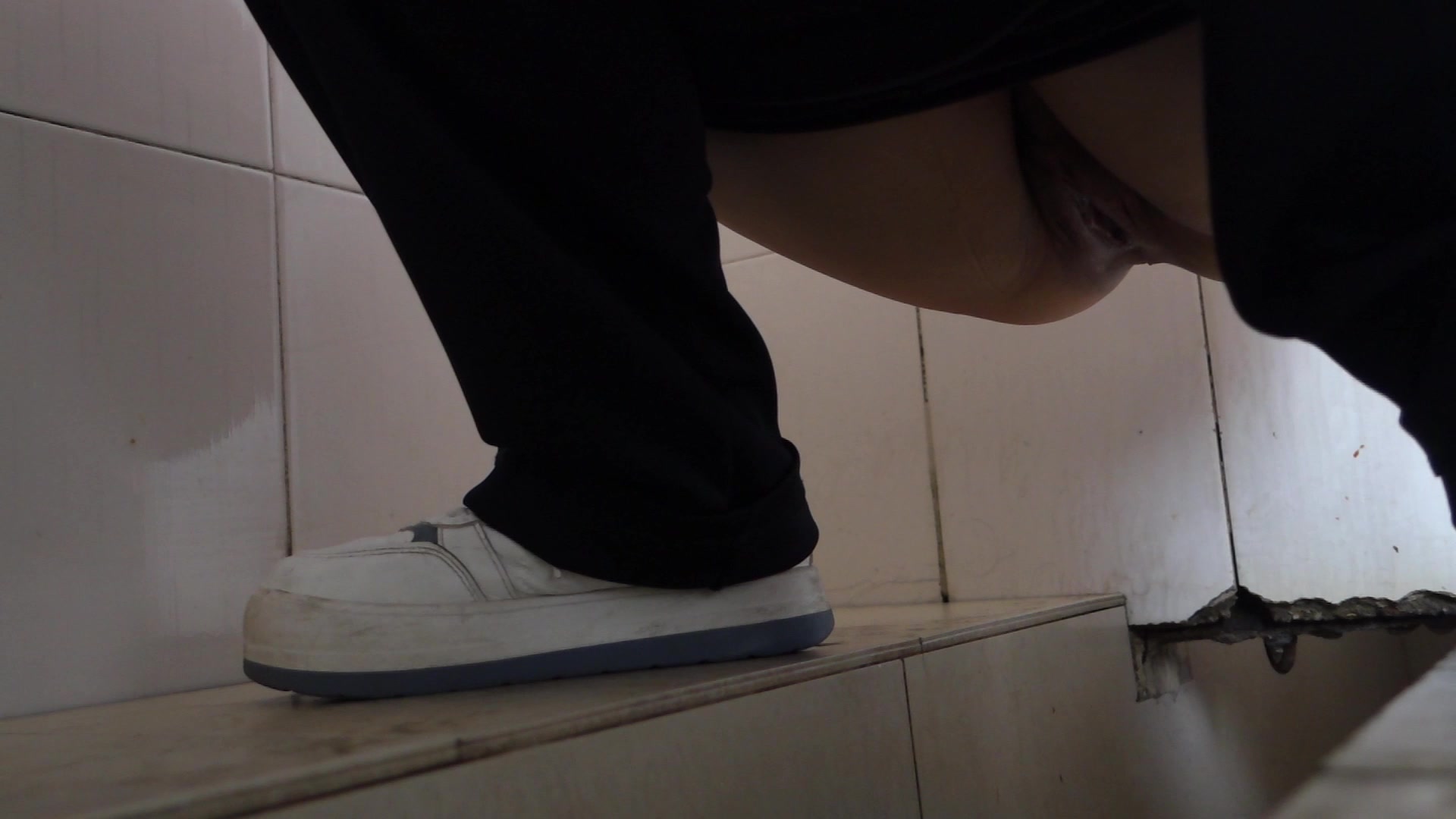 女厕固定位拍摄嫩b，都穿着校服，高三毛就这么多了