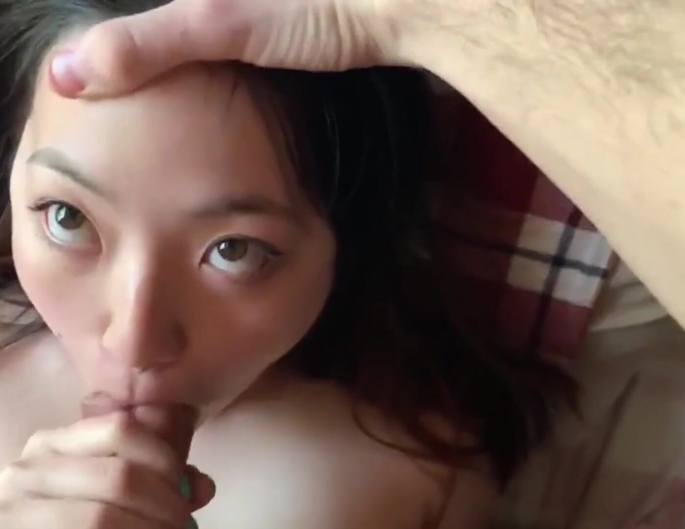 漂亮美眉吃鸡颜射 这根大肉棒看着香 吃着更香 想要被热乎乎的精液射满脸