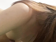 假装玩手机，拍下和女友爱爱分享给兄弟们