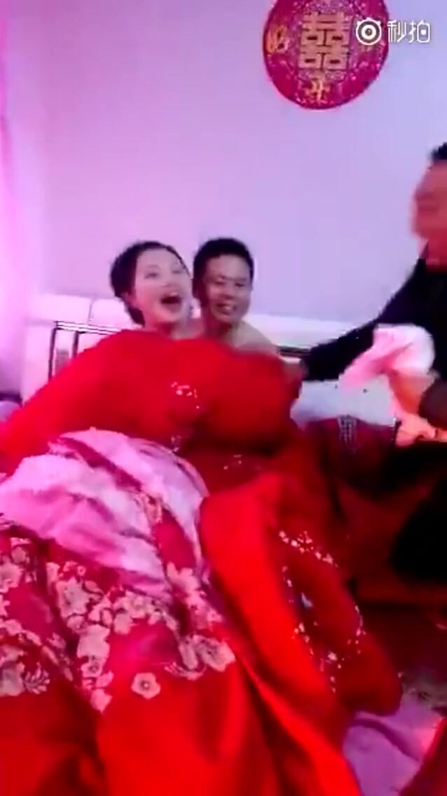 【低俗闹洞房精品合辑】全国各地各种闹洞房 玩疯了！漂亮新娘居然让客人轮流看逼(上部 4合1)