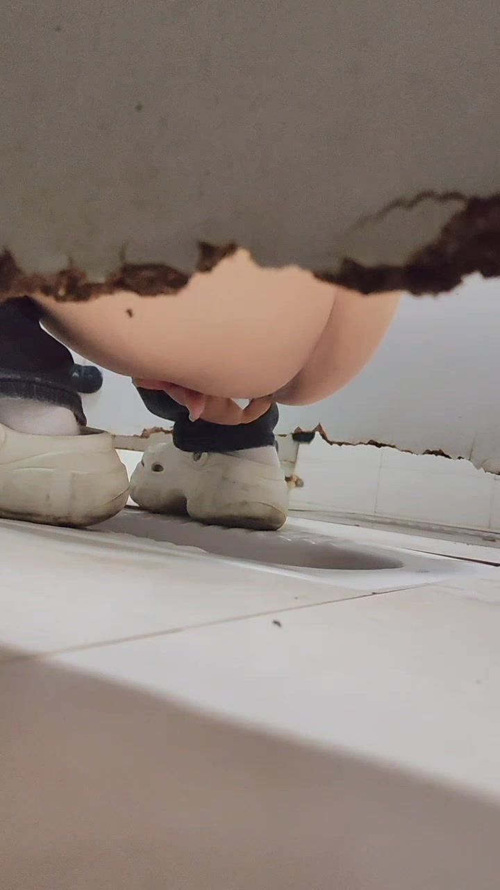 少妇上完厕所抠逼