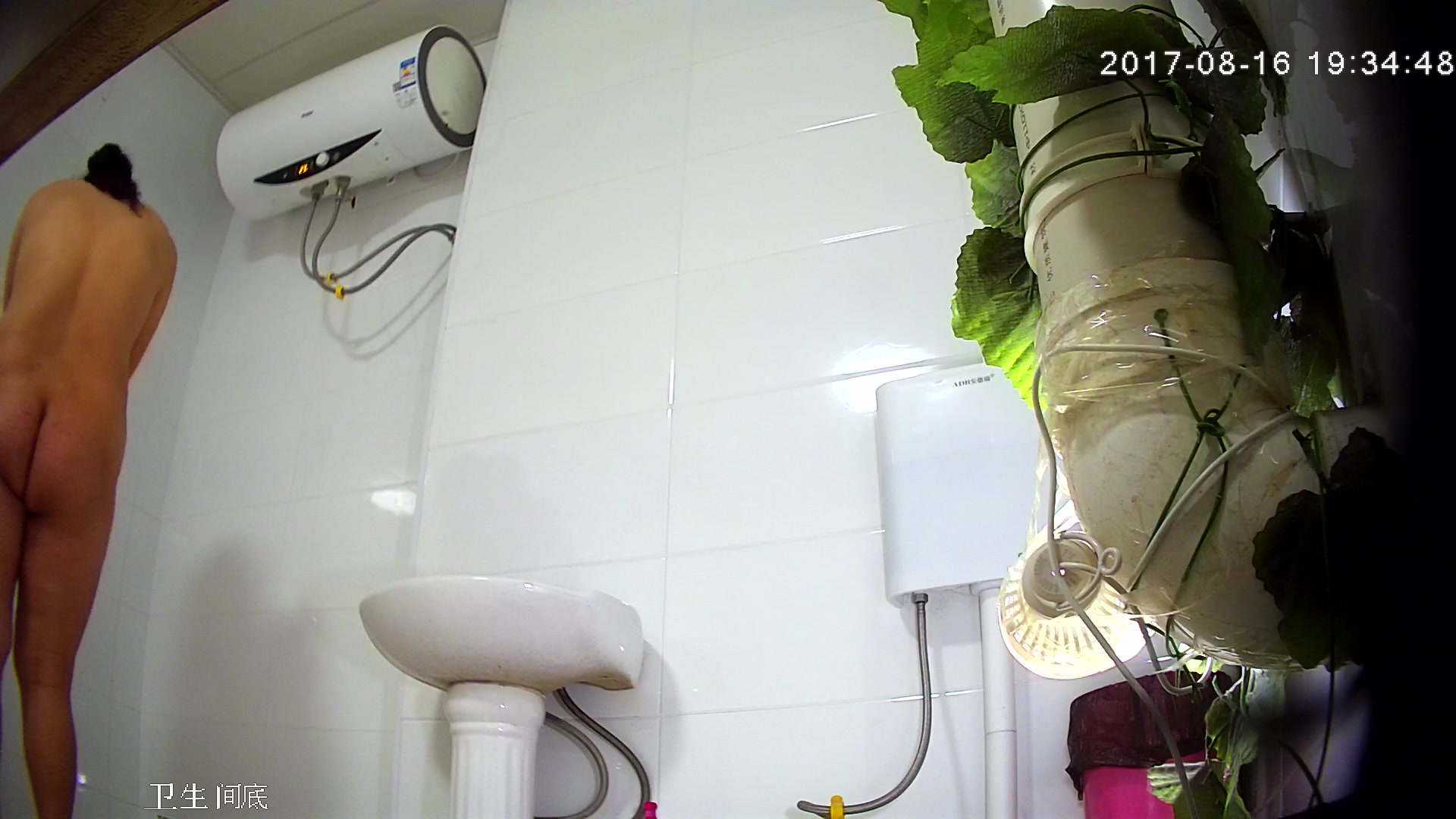 【精品推薦】未流出過的小旅館衛生間高清偷拍豐滿少婦沐浴 雪白肌膚堅挺美乳看得欲火焚身 720P高清原版