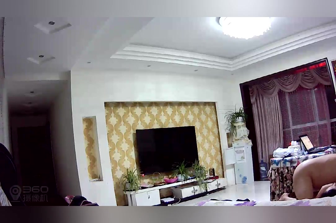 居家攝像頭黑客破解拍攝到的高挑少婦被矮冬瓜武大郎樣的男人客廳裏舔逼一頓爆操 720P高清
