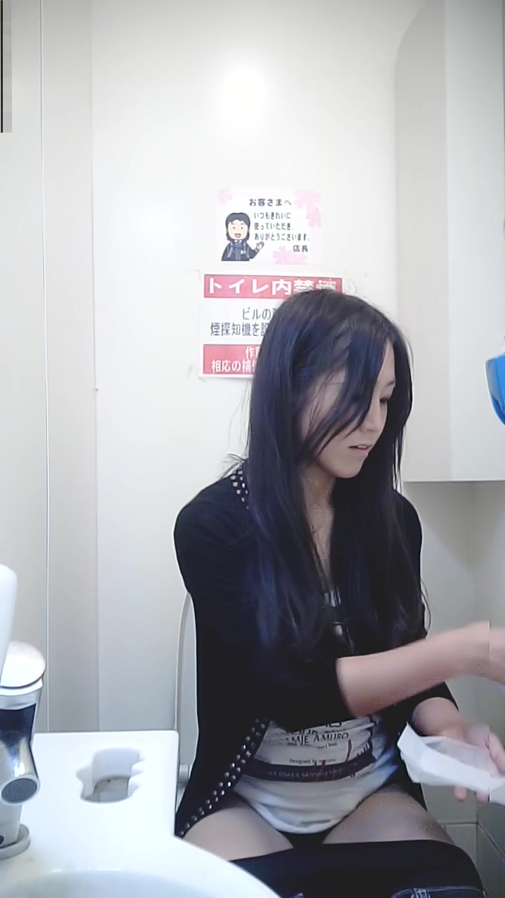 某站最新流出-潮流購物商城公共坐廁拍攝到的幾個氣質年輕美女如廁 有個妹子喜歡嘴裏叼著衛生巾逼毛性感誘惑 720P高清