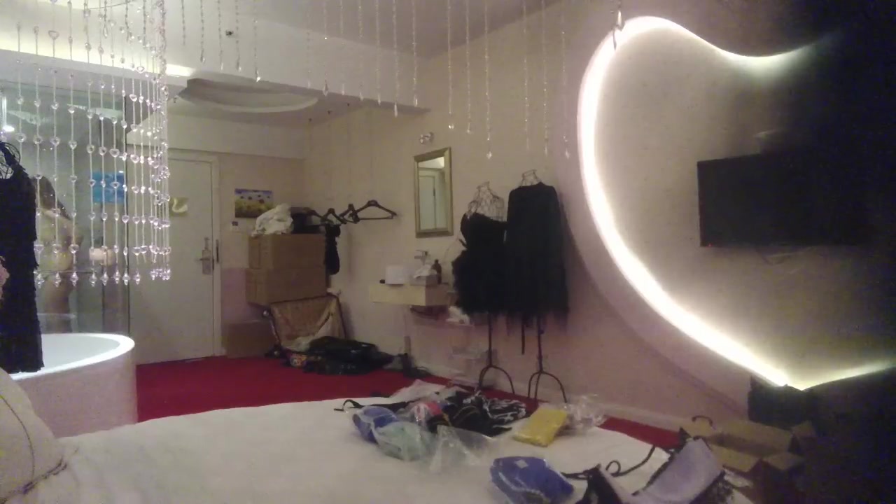 夜宴系列之身材纖細漂亮大學生兼職平面模特工作室拍內衣廣告 被攝影師偸錄換衣全過程 720P高清原版