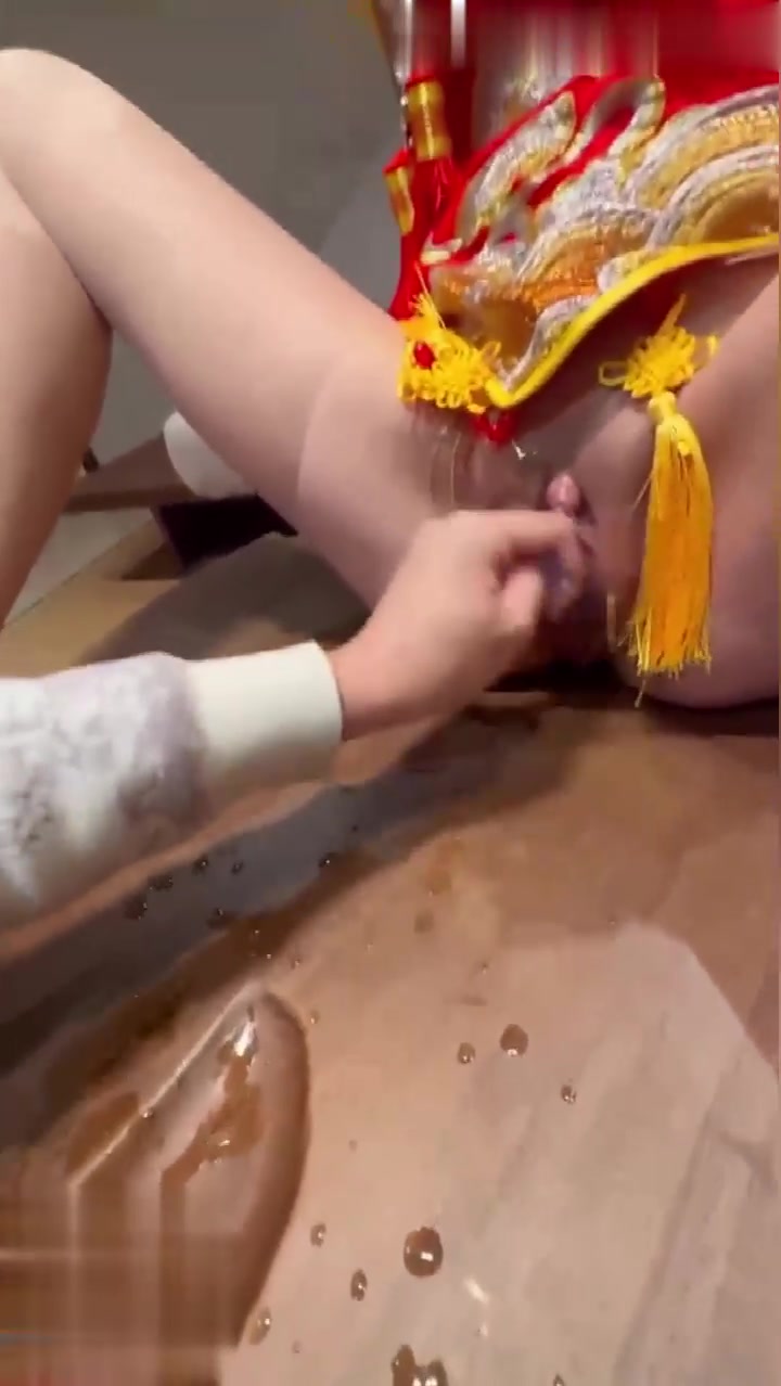 让姐姐穿上独特中式服装，上演霸王“淫’姬实现双洞序插，喷水式给大家拜年，水都喷我脸上来了，自己的亲姐知根知底内射起来也放心