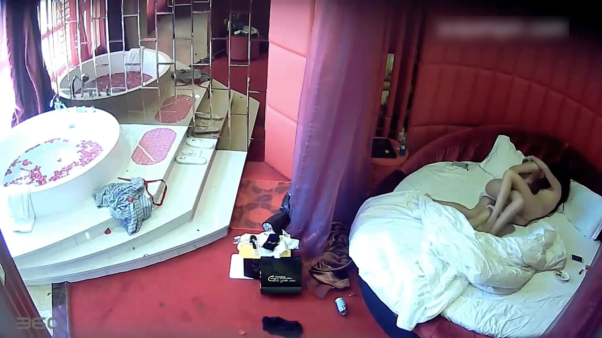 两个感情很好的女同小姐姐酒店开房过生日 然后开始进行爱抚 看的口干舌燥 真想加入进去一起插啊