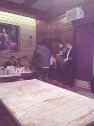 几个土鳖大叔夜总会看到逼毛性感裸女动手动脚 2