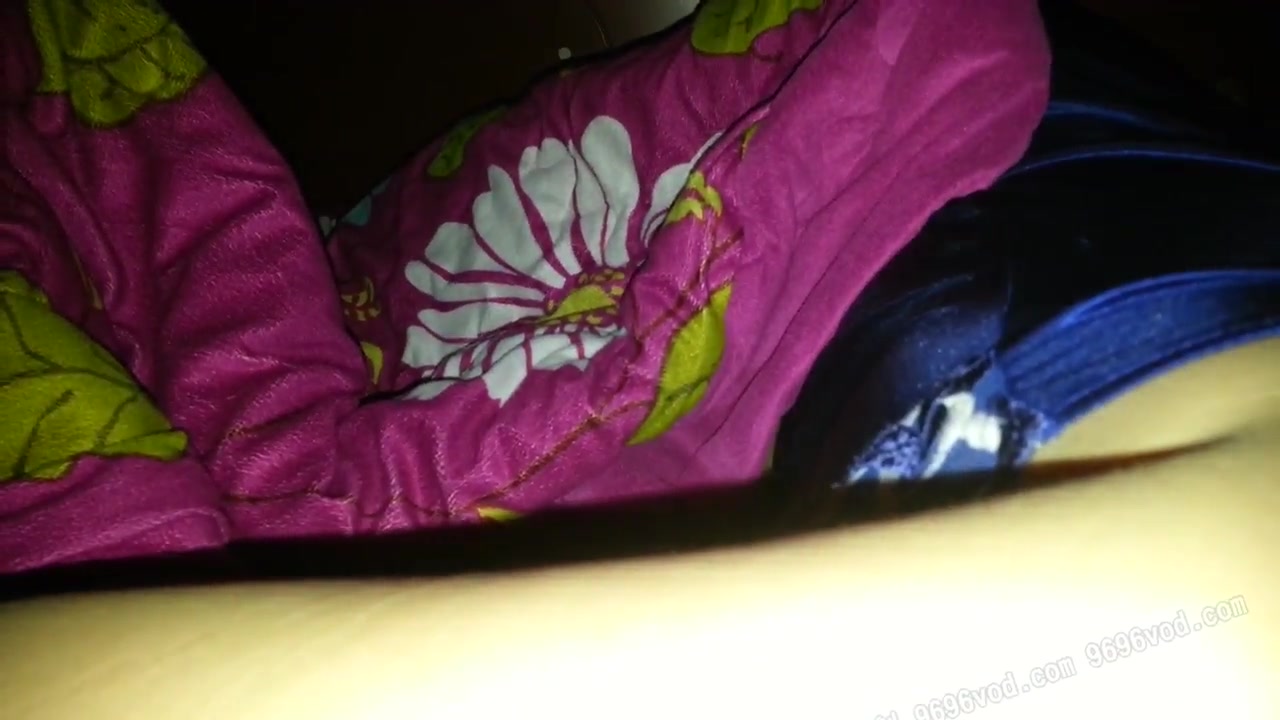 老婆穿白色丝袜坐上面扭动着 不停呻吟声很是诱人