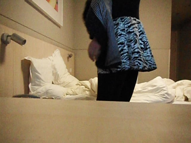 國內小夥子嫖開檔絲襪女 插完嘴再插逼 露臉高清拍攝