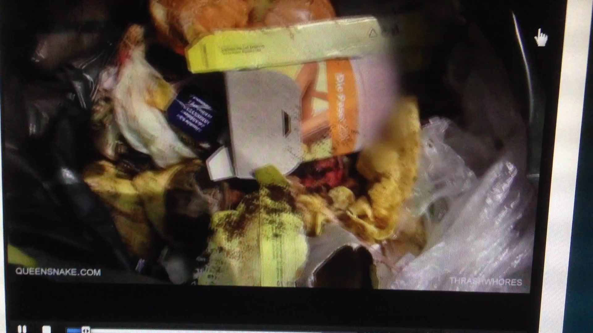 阴道里塞垃圾，真的塞！