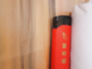 达叔和朋友配合悄悄走到卖车险小姐后面射在上衣上