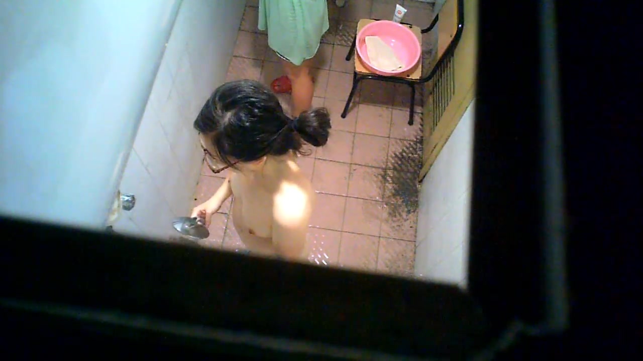 半夜趴气窗偷窥两个气质女大学生洗澡听她俩聊天