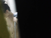 大眼睛小妹洗澡偷拍