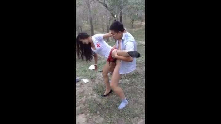 国语经典野战系列三男一女小树林AV拍摄大战护士对白有趣精彩