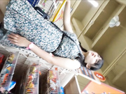 街拍裙低春光系列 超市里一次性拍到五个极品学妹和美妇的裙底风光 竟然有一个貌似没穿内裤的